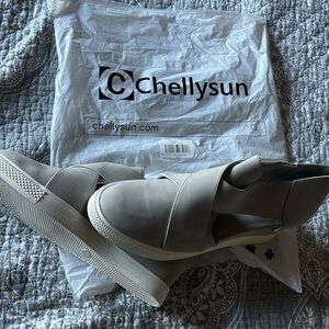 Size 11 New never worn, just tried on. Chelly sun is the brand light gray color.